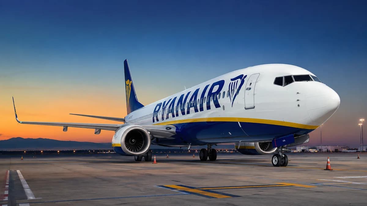 Aereo Ryanair a terra davanti all'aerostazione, che illustra il rimborso delle tasse Ryanair